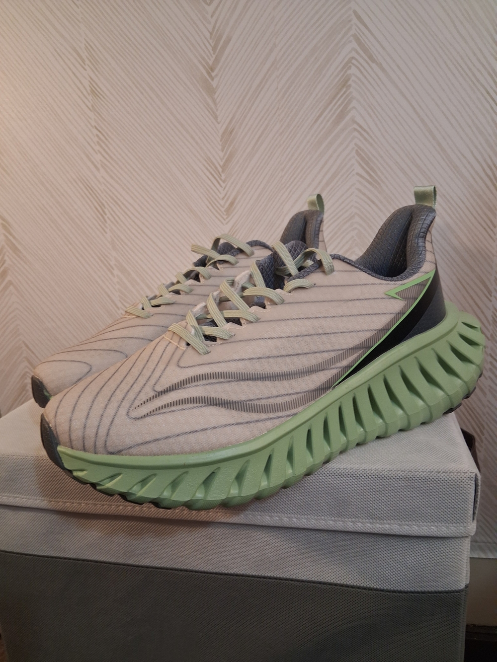 Men's Performance Sneakers in Light Gray with Green Sole